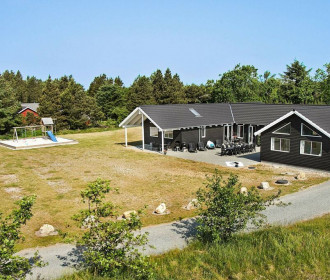 Ruime Villa In Blåvand Met Zwembad